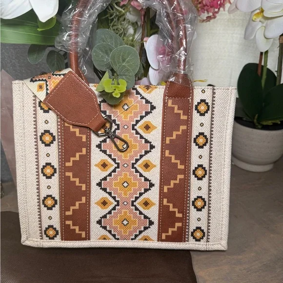 Wrangler Aztec-Pattern Tote in Cream, Brown and Yellow - Picture 4 of 9
